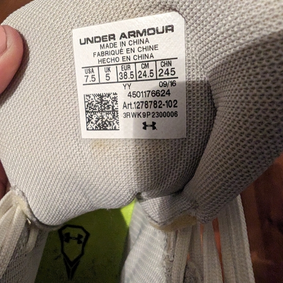 UA Highlight Women's cleat 7.5 - Picture 3 of 4